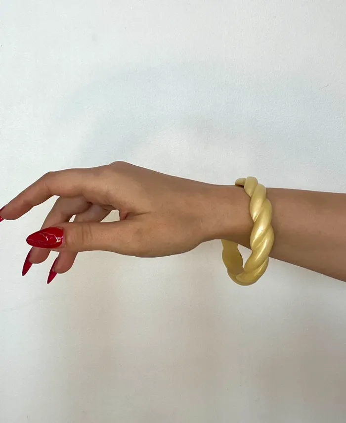 Bracelet vintage jaune pastel torsadé années 80 🌼