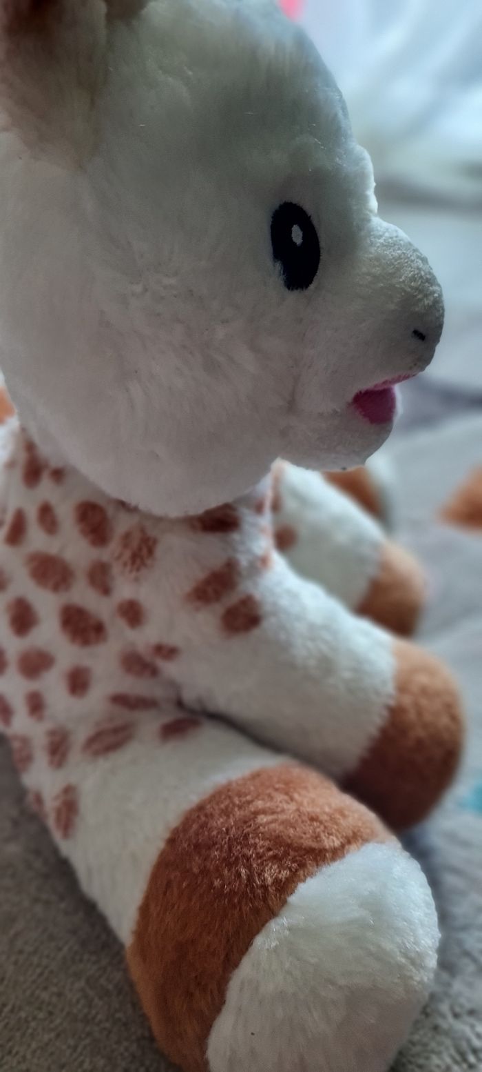 Peluche Sophie la girafe touch and music VULLI - blanc - photo numéro 2