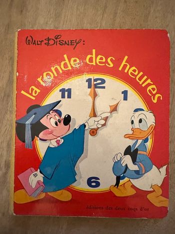 Livre ancien cartonné Walt Disney La ronde des heures éditions deux coqs d’or horloge