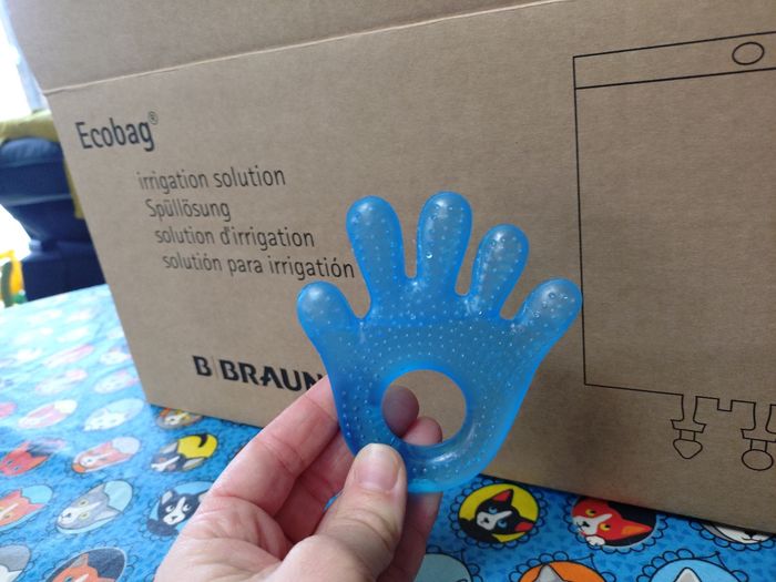 Anneau de dentition en forme de main