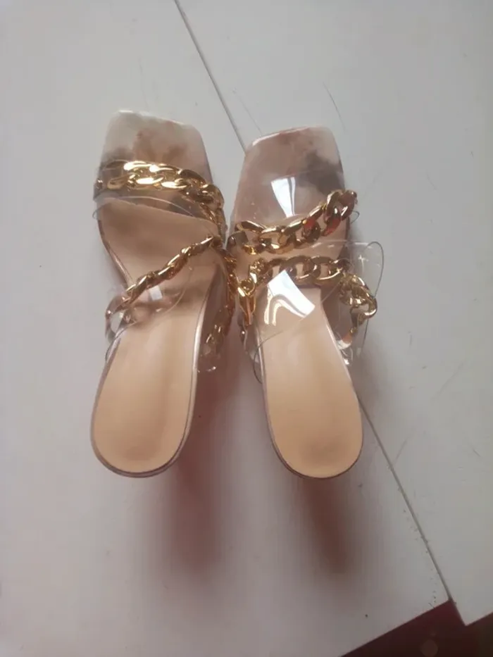 Mules transparentes à chaînes dorées à talons pyramidaux