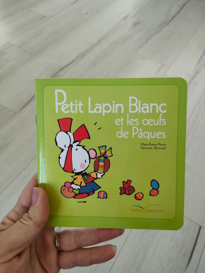 Petit lapin blanc et les oeufs de pâques