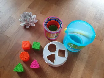 Seau à forme et cubes