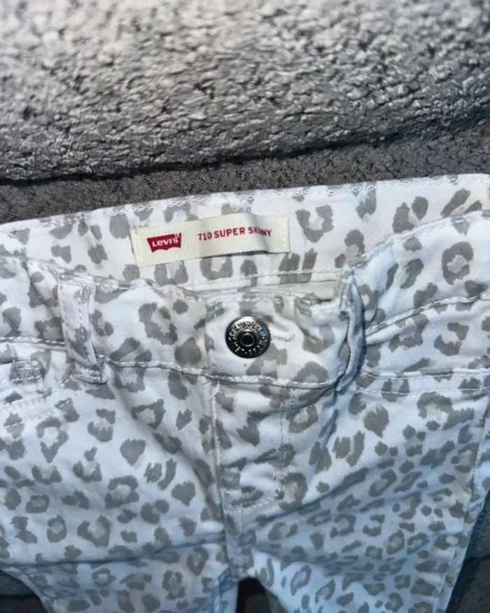 Jean skinny 710 levi's blanc crème motifs léopard gris - photo numéro 2
