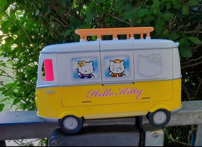 Van hello kitty