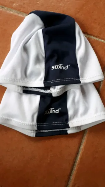 2 bonnets de bain
