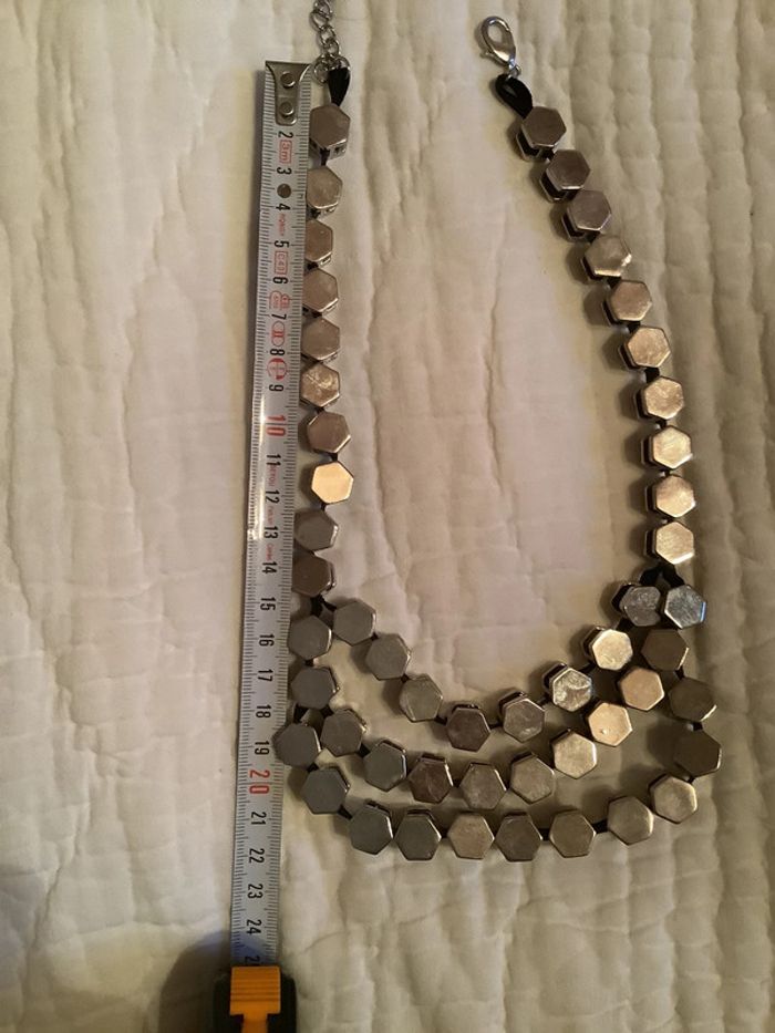 Collier plastron “Bikeuse” métal chromé et gros grain noir - photo numéro 5