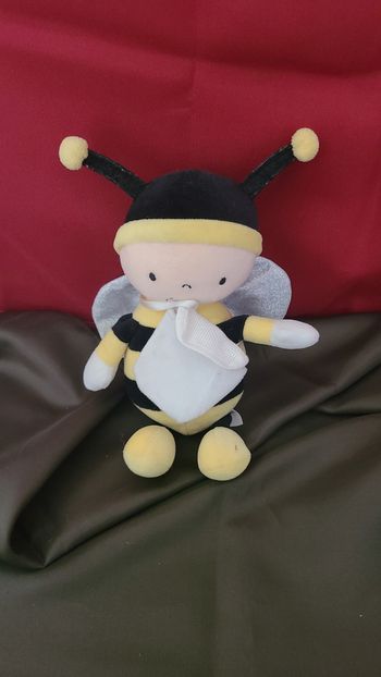 Une abeille jolie et douce à broder de la série Baby de DMC. Dimensions: 22cm.