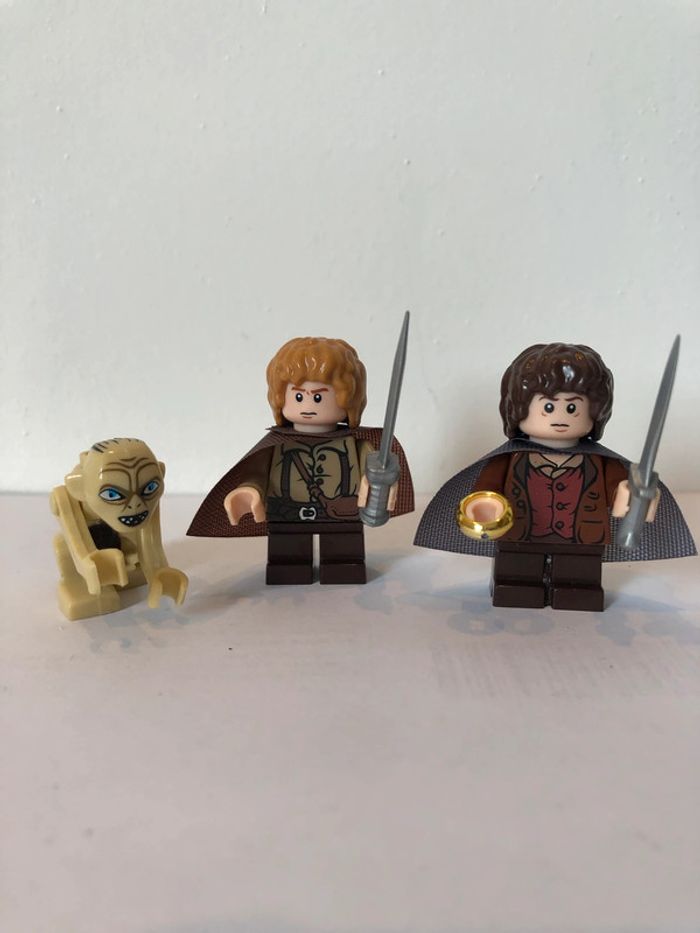Figurine type lego Frodon et l’anneau de pouvoir avec Sam et Golum. le seigneur des anneaux