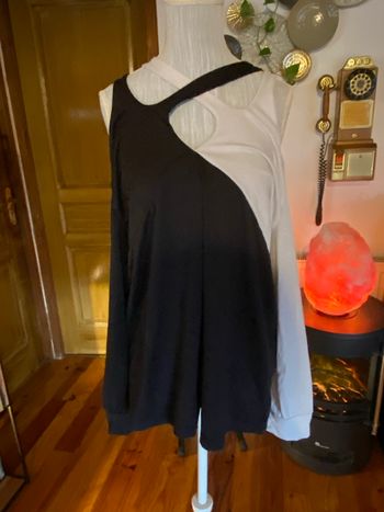 Haut asymétrique noir et blanc – Taille XXL