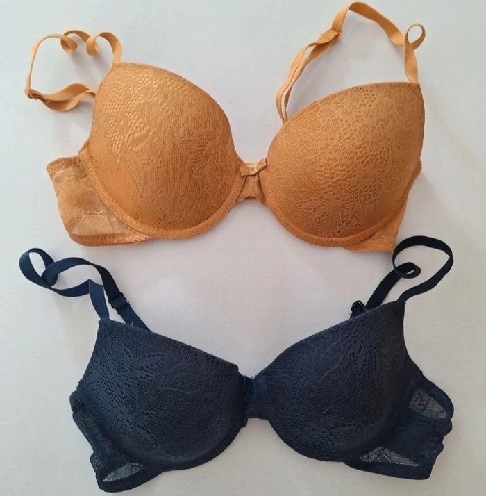 Lot de deux soutiens-gorge identiques de couleurs différentes