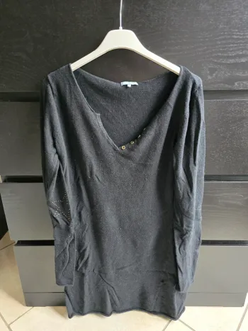 pull long fin noire avec étoile Version sud