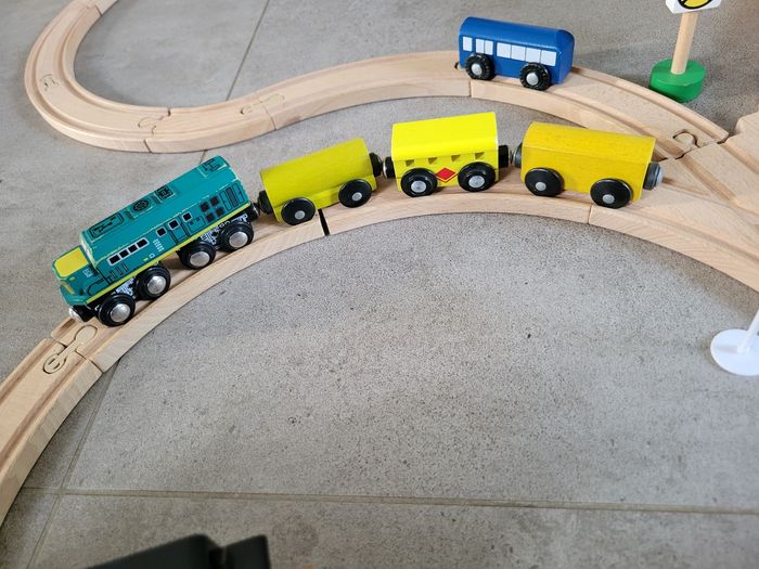 Circuit train et garage bois - photo numéro 6