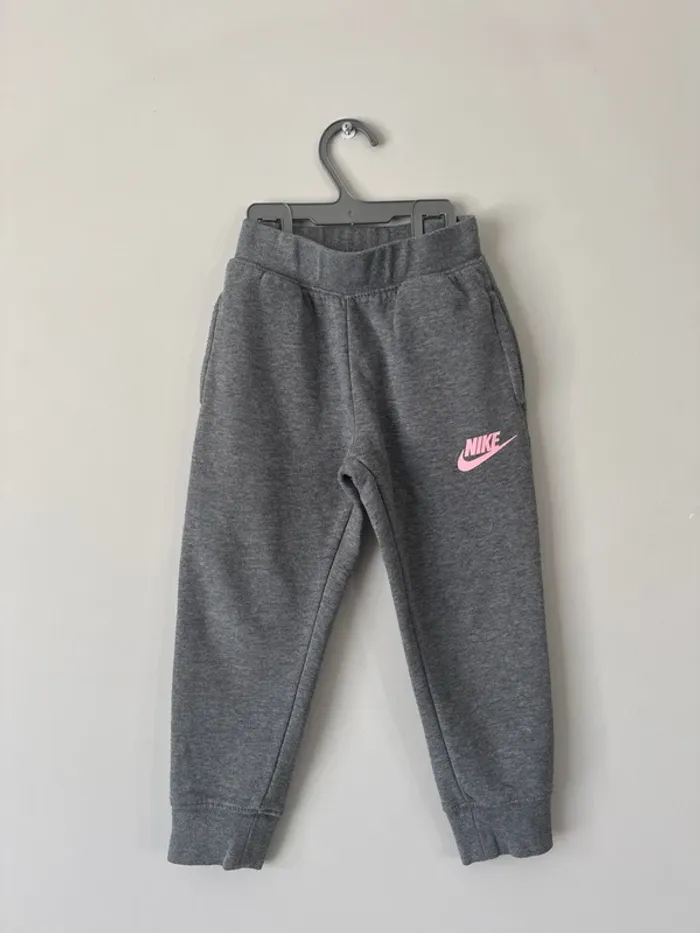 👖jogging gris  avec poche fille Nike - 3-4 ans -  bon état 👟