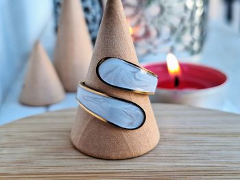Bague Doré ouverte, avec du nacre blanc, Elégant et Minimaliste, Ajustable
