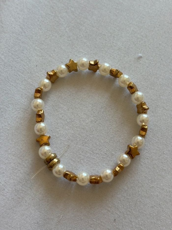Bracelet élastique perles blanche et doré boule étoile fait main extensible
