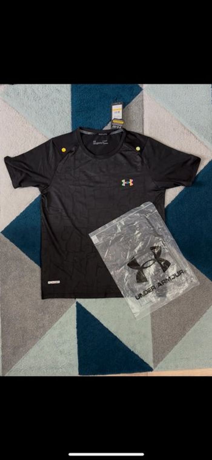 T-Shirt Under Armour Fluorescent avec Motif Taille L