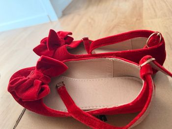 Ballerines rouge avec noeuds en très bon état