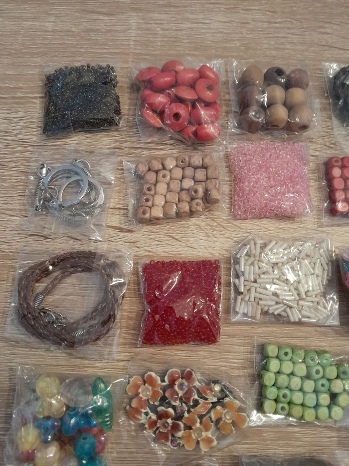 Lot de 40 sachets de perles et accessoires - photo numéro 6
