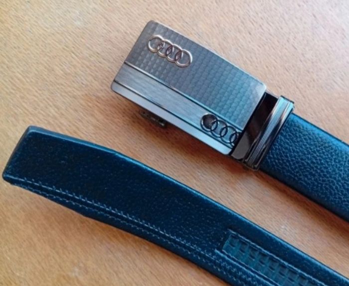 Ceinture en cuir PU à crémaillère