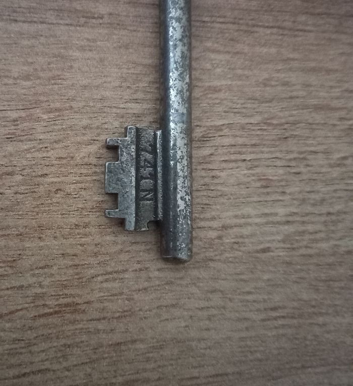 Clé ancienne en métal 9,1 cm " 427 ND / 741 N " - photo numéro 6