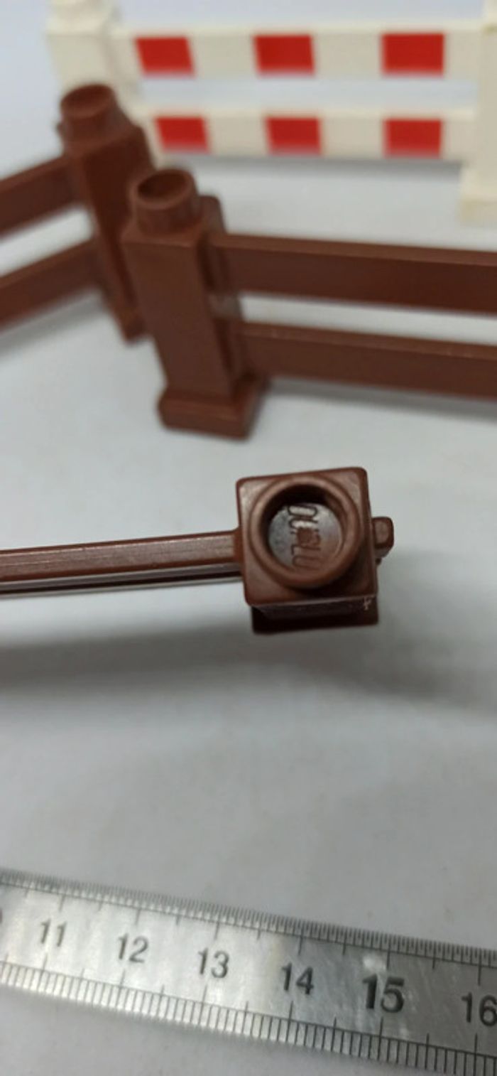 3 barrières marron et une barrière blanche et rouge de chantier lego duplo - photo numéro 5
