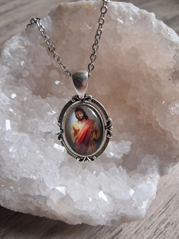 Collier médaillon jésus christ