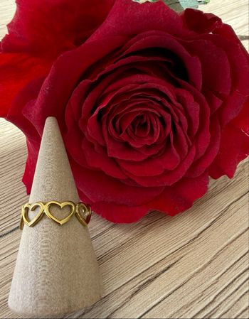 Bague dorée ajustable  avec rangée de  cœurs  en acier inoxydable