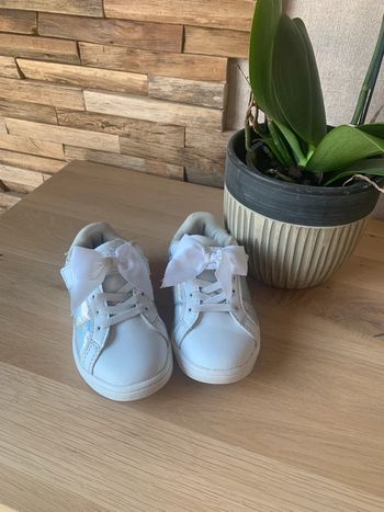 Tennis blanche airness taille 24