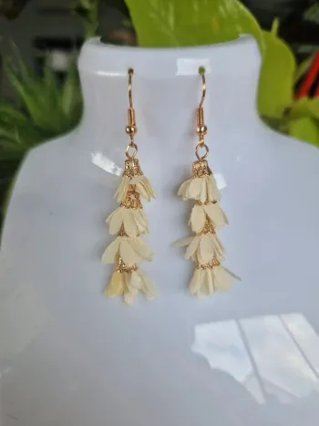 Boucles d'oreilles fantaisies dorées petites fleurs crème