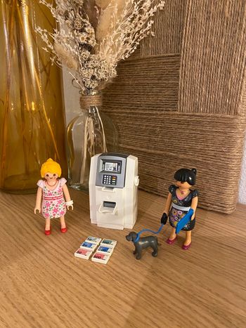 Distributeur et personnages Playmobil