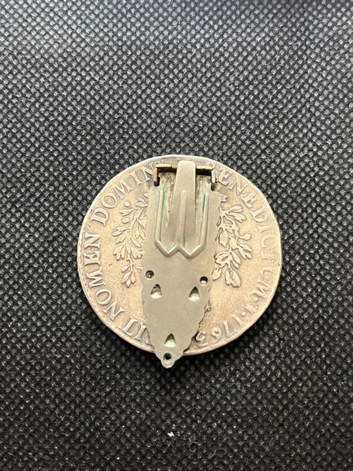 Belle monnaie écu Louis XV 1763 R en argent montée en épingle TBE - photo numéro 2