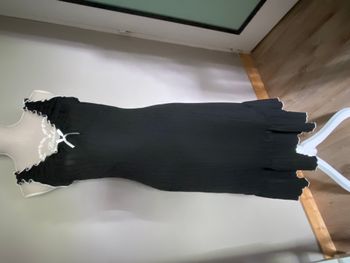 Robe noire à liseré blanc
