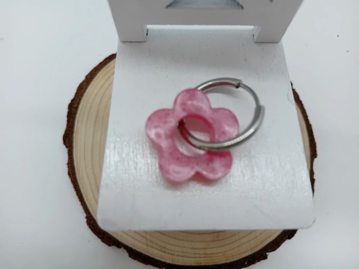 Boucles d'oreilles anneaux petites fleurs rose résine - photo numéro 4