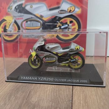 Moto 1:24 avec socle, vitrine et fascicule
