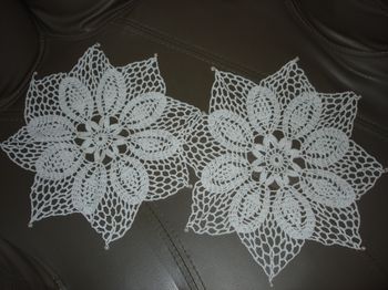 2 Ravissants Napperons crochetés et perlés en forme de fleur