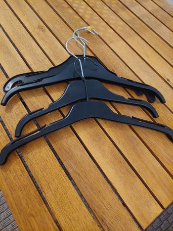 Lot de 3 cintres enfants