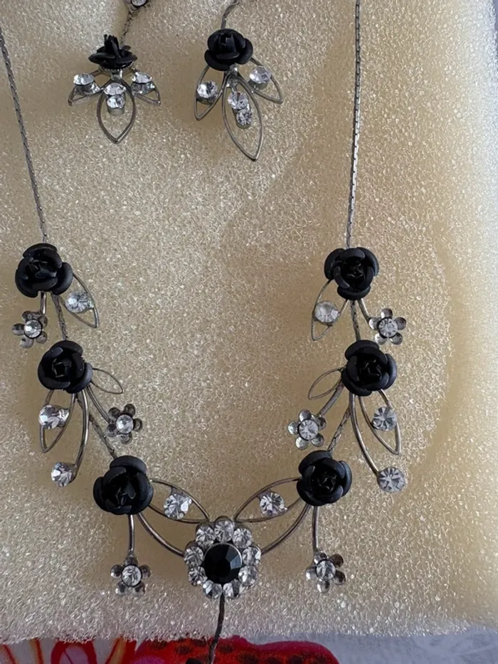 Parure fleurie noir - photo numéro 3