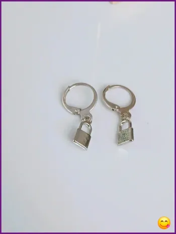 Boucles d’oreilles cadenas argentées – Tendance urbaine assurée ! 🔒