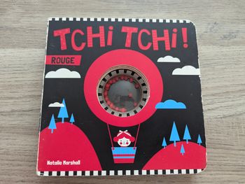 Livre bébé ou enfant bas âge tchi tchi rouge avec billes intégrées hochet