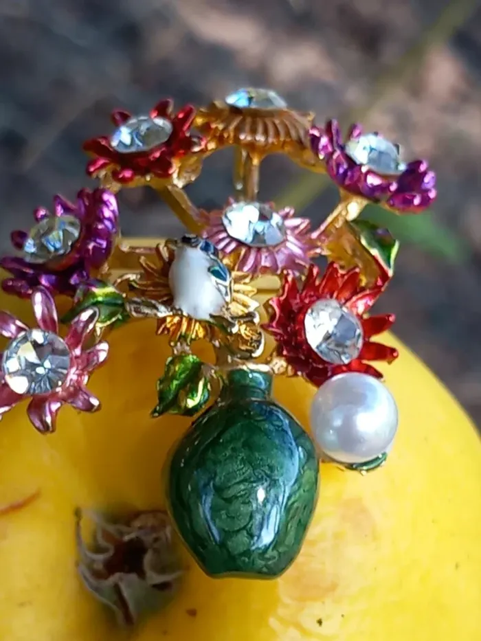 Broche en norme de vase avec son bouquet de fleur multicolore, très belle pour annoncer le printemps - photo numéro 9