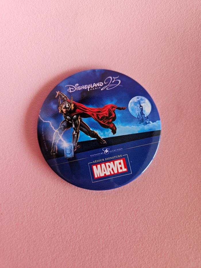 Badge disney marvel 25 ans - séjour signature - thor disneyland paris