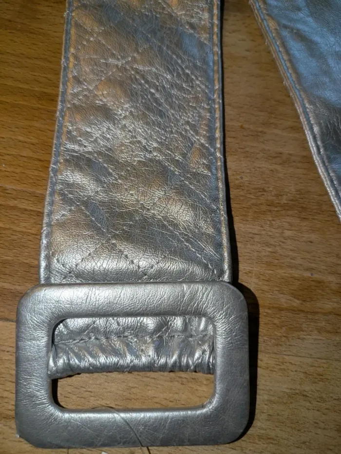 Ceinture large asymétrique argentée – l’accessoire mode qui brille - photo numéro 2