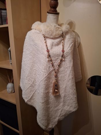 Poncho tout doux écru col fourrure neuf
