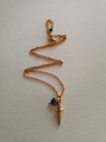 Collier cœur poignard