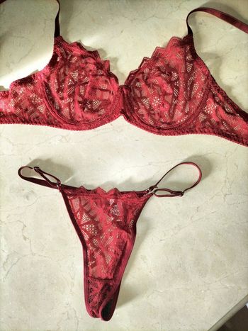 Ensemble lingerie en dentelle rouge vif /pourpre - balconnet et string