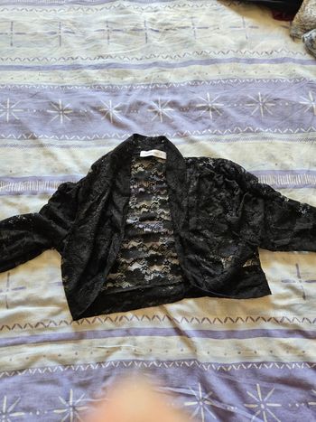 Cardigan court noire à dentelle 