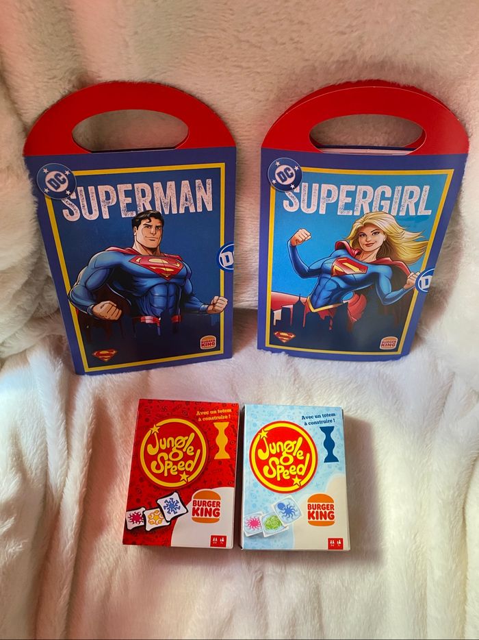 Lot de deux figurines superman et supergirl en carton + 2 jeux de sociétés jungle speed
