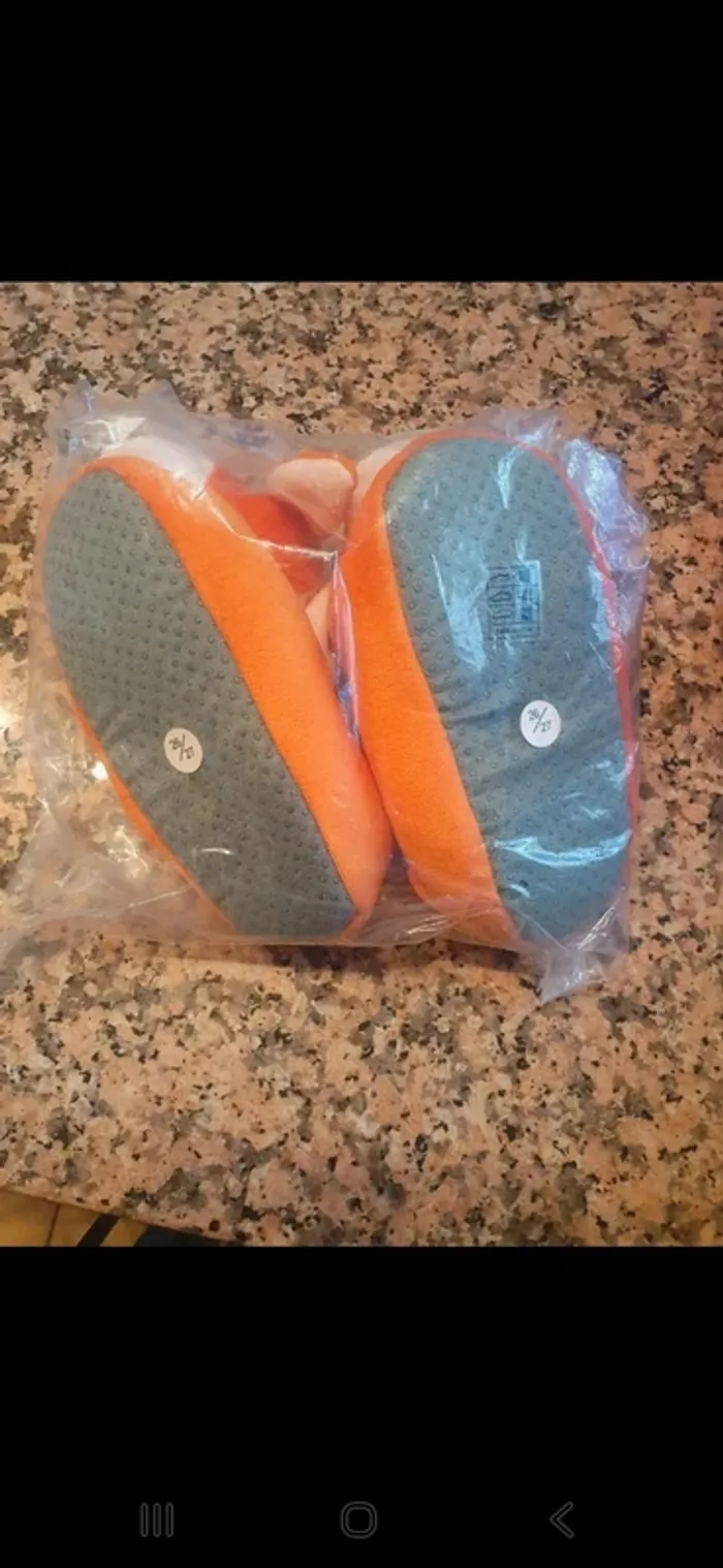 Chaussons taille 26-27 neuf - photo numéro 2