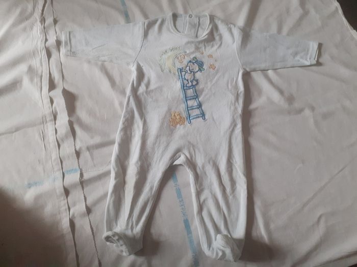 Babygros bleu ciel motif chien sur échelle